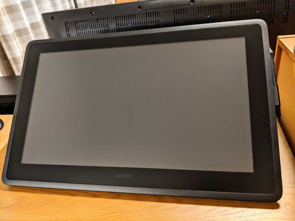 ワコム「Cintiq 22」:家の机に置くと大きさはどのくらい?モニターと